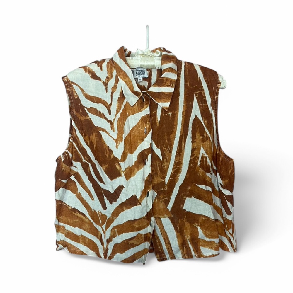 Vintage animal print sleeveless button up top with collar